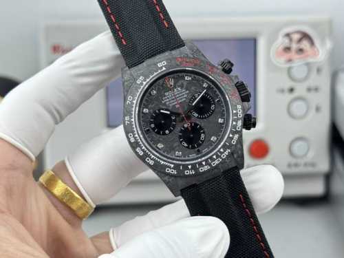 Tw+ 迪通拿系列之碳纤维夜光壳定制版，腕表不仅佩戴轻便，外表坚硬。且每一只腕表都拥有独一无二的碳纤花纹材质。 表壳 腕表尺寸40Mmx12.4Mmtw工厂p实