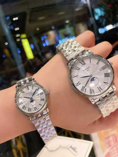 白 .金 钢带10 天梭tissot 全新卡森臻我系列情侣对表隆重登场 臻我 寓意每时每刻做真实的自己。每一种身份，皆是兴之所至。每一年真我，都独具魅力。佩戴卡