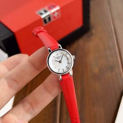 年独家新款！天梭小可爱系列石英女表，该系列腕表绚丽夺目，以小巧华丽的女性化圆形表壳彰显华贵。表带可作为首饰宽松的进行佩戴，令您闪耀迷人光芒，该表诠释了“可爱”一