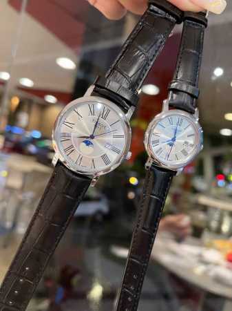 情侣对表新款推荐 天梭tissot-翩翩气度，文雅的设计 3点位日历窗口，六位星辰设计，蝴蝶扣表带 牛皮表带进口石英机芯，尊贵谐美 优雅大气 顶级品质 尺寸：男 - 点击图像关闭