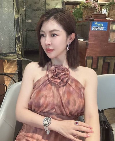 Ootd｜腕表分享｜女神王子文同款 被问爆的一款Ap3 0St赌你绝对会心动 37表径女神款，外圈镶满一圈钻石，多色表盘多功能计时搭配出层次感，上手给人又酷又飒