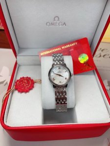 钻390时尚石英女款 欧米茄 精美蝶飞系列女款，完美诠释了精雅与华美表壳和表带均采用316精钢，质感一流字面采用深海彩贝，美得无与伦比原装进口瑞士石英机芯，质量