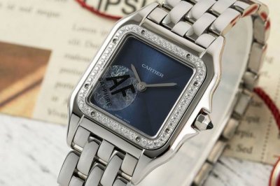 Af卡地亚Cartier猎豹panthere De Cartier系列出品 机芯类型：瑞士石英机芯 表径尺寸中号：27*37毫米 表盘颜色：金色，绿色，深灰色，