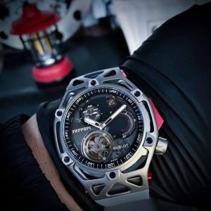 改款Hublot 宇舶表 Techframe Ferrari 法拉利70周年陀飞轮计时腕表.采用法拉利开发跑车的创意流程设计腕表.“引擎”机芯为灵感，围绕该核心