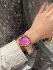 光圈 钻石 人间小富婆得选择 时尚优雅女士鹦鹉螺7118系列。 这绝对是百达斐丽的毕业款啦 小红书刷不完的种草 简约素净 佩戴起来非常素雅大气 女神必备款 尺寸