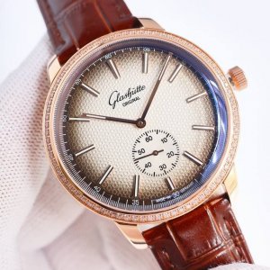 Sj出品 白壳 金壳 钻50 Tw 市场最高版本 格拉苏蒂 原创复古系列 R69 强势来袭！首次推出的单独搭载6字位小秒盘的腕表！精彩细节如下： 1腕表表径42