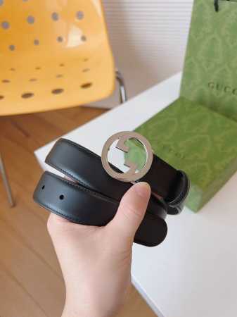 特 Gucci 新款圆形互扣式双G搭扣，配饰和成衣单品继续焕新演绎和呈现品牌经典细节。这款黑色皮革腰带的独到亮点就是经典交织字母配件的新颖诠释。本款腰带时尚百搭 - 点击图像关闭