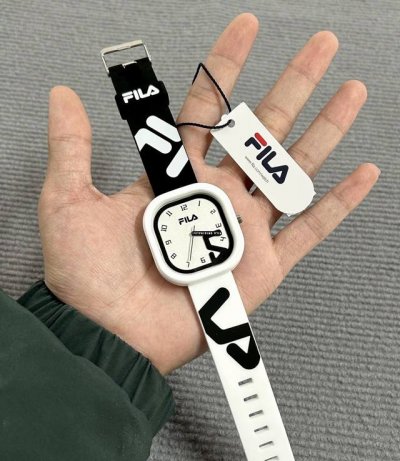 男孩子第一块手表当然是介个帅气的Fila斐乐手表啦整体黑白配色设计 个人觉得还蛮帅的 硅胶材质表带好舒服 质感满满 我觉得日常搭配一件羽绒服或者外套 就蛮有过节