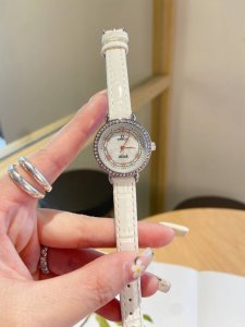 欧米茄女士腕表 进口石英机芯 直径 28Mm厚7Mm该款腕表备受女性喜爱，在不同的场合映耀着她们各自的独特个性与迷人风华