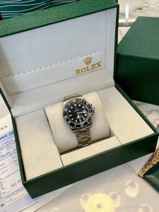 劳力士黑水鬼男款爆款回货类型：三针日志系列陶瓷圈男表表带：顶级进口316精钢保险扣表带机芯：进口机械机芯镜面：顶级进口防伪标水晶镜面尺寸：直径 40Mm 店内现