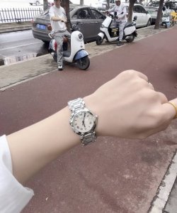 浪琴心月系列优雅而至 ！其魔幻般的优雅魅力吸引着所有倾情于现代精致优雅风尚的女性！机芯采用瑞士775石英机芯 走时精准 用时耐久 ！温柔的外表之下，蕴藏着一颗瑞