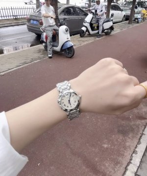 浪琴心月系列优雅而至 ！其魔幻般的优雅魅力吸引着所有倾情于现代精致优雅风尚的女性！机芯采用瑞士775石英机芯 走时精准 用时耐久 ！温柔的外表之下，蕴藏着一颗瑞