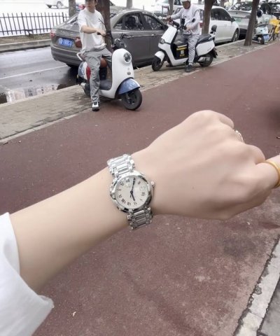 浪琴心月系列优雅而至 ！其魔幻般的优雅魅力吸引着所有倾情于现代精致优雅风尚的女性！机芯采用瑞士775石英机芯 走时精准 用时耐久 ！温柔的外表之下，蕴藏着一颗瑞