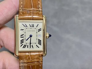 新款原单坦克小金表包金 大号尺寸33.725.5。小号尺寸29.522 -Tank腕表家族的代表作！灵感来源于当时的坦克造型，推出后一直备受欢迎，一直热门一直火