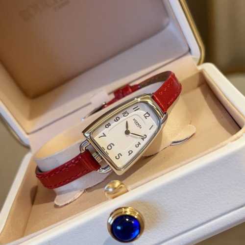 HermèS 推出 Galop D’Hermes 系列新一季腕表作品，依然从马术运动中汲取灵感，表壳独特的圆润造型源自于 马镫 元素。新作以更细巧的 20X27