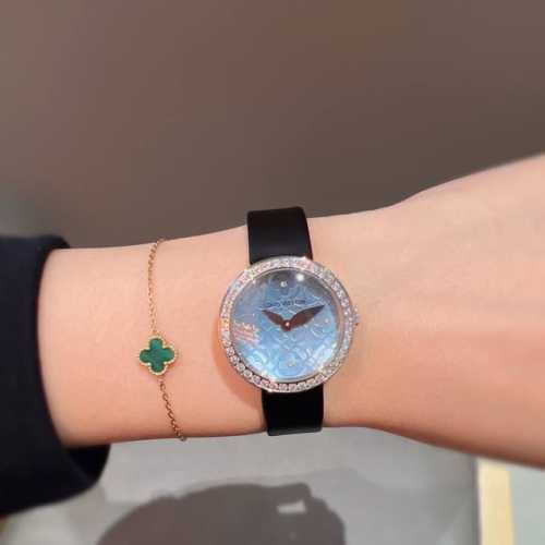 Lv 路易威登，蓝宝防刮镜面机芯：尺寸30Mm ，厚度：11Mm腕表采用了璀璨的镶钻表圈，华贵的波利尼西亚珍珠母立体刻纹，表盘散发不同光泽，其母贝雕纹技术被誉为