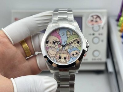 py厂 新品 爆款恒动 泡泡玛特联名款“拉布布~Labubu 限量100个，先订先得，字面采用多色油彩表面加上搪瓷使字面更加光亮 1:表壳采用精钢，搭配防炫目处