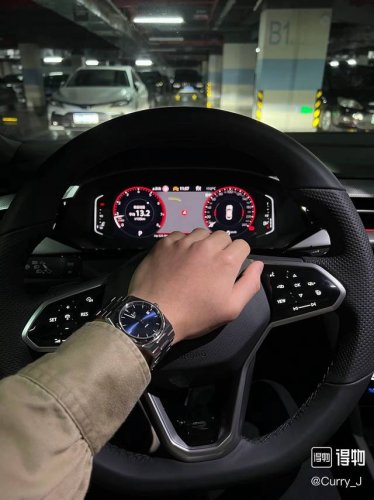 实心钢带！ 天梭X超级玩家最新款龚俊同款男表， 摩登前卫，唤醒经典系列的不巧生命力。以当代设计栓释经典，垂直拉丝和抛光处理相结合的工艺令全新X系列腕表质感更显柔