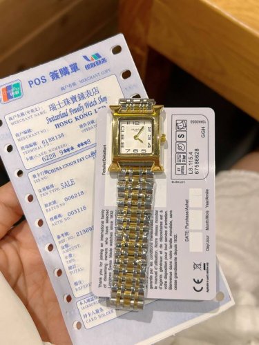 Hermes爱马仕。称得上是经典的正装表、职业套装的绝配。是出席各种正式场合，不可少的提升品位利器，超薄设计，独特的“H”型表壳，大方的两针指示,21Mm表盘,