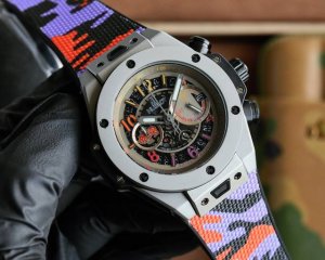 恒宝 Hublot 大爆炸系列 316精钢原装壳套 水晶防刮镜面 采用进口硅胶胶带佩戴舒适 原装精钢折叠表扣 进口0S机芯计时精准 运动跑秒计时功能 直径48M