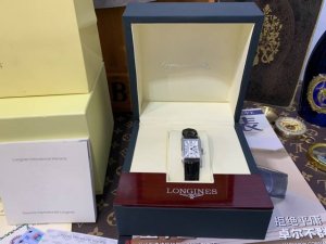 520浪琴超好看的小红表浪琴-Longines戴卓维纳系列 精致两针半女士腕表 搭配精准进口瑞士机芯 316精钢表带 直径33*22Mm厚7Mm.