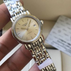 配全套原包装 浪琴时尚系列，瑰丽瑞士原装机械女表，原装瑞士机芯，蓝宝石玻璃，表盘尺寸25.5Mm，三折式安全表扣按压式开启装置，简约典雅的表壳设计，男女皆宜，体