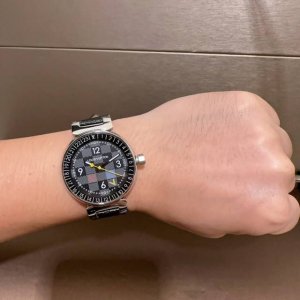 Lv 路易威X 利落干练的设计风格 时尚大方。专柜一比一精工制作 全钢表壳 上手美美的 各种风格的衣服都可以搭配出属于你的气场。尺寸40