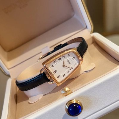 金 钻 100 HermèS 推出 Galop D’Hermes 系列新一季腕表作品，依然从马术运动中汲取灵感，表壳独特的圆润造型源自于 马镫 元素。新作以更细