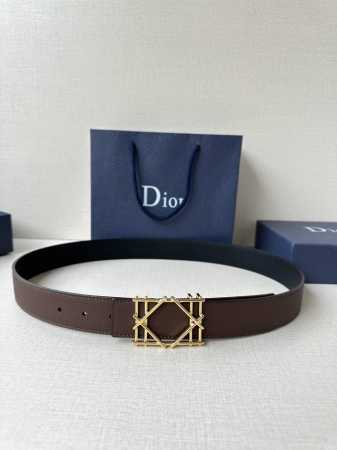 特 Dior 宽度3.5Cm 这款不锈钢金属腰带扣、是季节男装系列新品，展现 Dior 经典的藤格纹图案。可与各式35毫米腰带搭配，彰显经典风格。 - 点击图像关闭