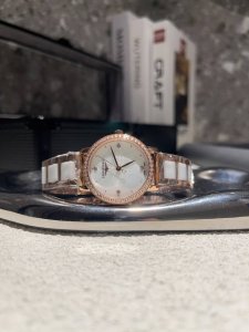 白 -金 钢带+20 陶瓷+40 浪琴-精品女表携手而来，简约精致，品质精湛，热卖全城。采用进口石英机芯，顶级316精钢表壳，进口小牛皮表带，矿物质超强镜面，尺