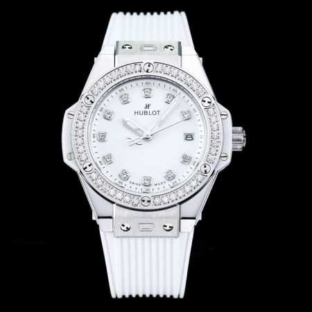 瑞士奢华制表品牌 Hublot 宇舶表隆重推出五款直径为33毫米的全新 Big Bang 腕表，将过去 Big Bang 系列中色彩缤纷的表款焕新呈现。全新时计 - 点击图像关闭