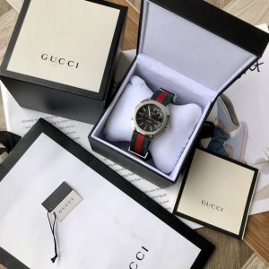 Original Gucci 古驰石英男式腕表，Gg2570系列运用1970年代的几何设计，搭配圆润抛光的方形表壳，内圆外方使整表赋予了一丝复古气息和浓郁的时尚