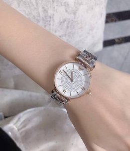 高品质阿玛尼满天星女表我想女孩子都喜欢这么一块Bling Bling的手表吧，男票们老公们 给自己的女朋友买一块吧 ！断货好久。图片拍不出实物的美，实物真的超级