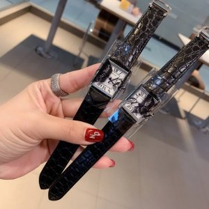 跑量 精钢卡地亚 经典坦克系列 原装表扣 爆款特卖 火爆来袭 巅峰杰作 精致优雅 进口机芯 您值得拥有 三个尺寸