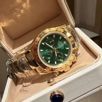 新款绿金迪 没人能抗拒它的颜值 在强光下直接美到失语 高级感爆棚！沉甸甸的质感 戴过绿迪的人 才懂那一抹绿的魔力 男女都可佩带 石英 40Mm