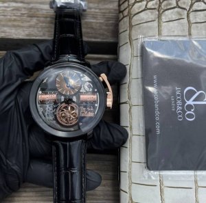 Jacob&Co-捷克豹 新品上市精钢制造拥有45Mm尺寸 特别受到美国黑人Hiphop艺人的钟爱 不少明星潮人是其忠实拥趸 ，撞色搭配 拉风又炫酷 蜂窝图案的