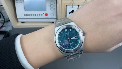 Gh 年度壓軸巨作，全新 Iwc 萬國 工程師自動腕表40重磅亮相。 表殼與錶鏈經多層次拉絲工藝，拋光和緞面處理，表圈通過五顆多邊形螺絲固定於表殼襯圈，並採用棋