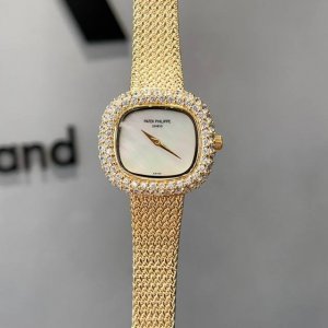 来自1980年代由瑞士出品的奢华女士腕表，为钟表世家百达翡丽Patek Philippe 的隽永之作，这种似圆非方的设计，也深受英女王伊丽莎白二世的喜爱，富丽闪
