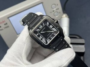 V9 Factory 2026 重磅力荐 市场顶配版卡地亚Santos系列腕表 匠心臻造，细节封神，邀各位表友共鉴典藏之作！ 镜显锋芒：蓝宝石玻璃表镜搭配鱼眼玻