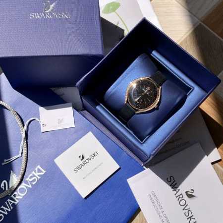 Swarovski.施华洛世奇专柜同款，极致优雅之作，Pvd表壳镶有逾1300颗施华洛水晶，彰显迷人风采，加上12点位置的天鹅标志，为整体设计增添点缀，这款瑞士 - 点击图像关闭