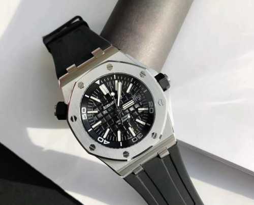 生日拆礼物直接懵 居然是爱彼皇家橡树离岸型！ 前一天还跟兄弟嘴硬“女生选表就图好看”，结果饭桌上掏出来，拉丝表圈一反光，旁边的哥们筷子都停了！ 回家偷偷看三遍