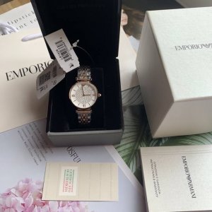 满天星女士手表型号Ar1926间金、表盘直径32Mm 316精钢表带。满天星的钻采用进口水晶钻，普钻的直径国内无法切割，因为他没有钻石的硬度矿物质玻璃镜面，蝴蝶