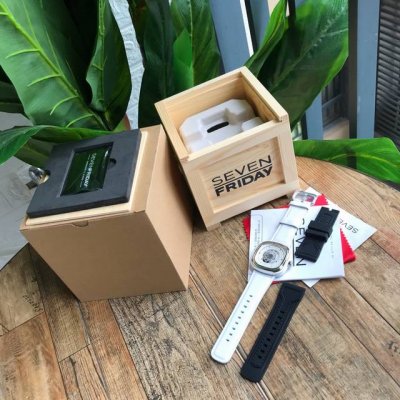 原单！浪漫白色圣诞节礼物！百分百原厂配件订单，质量过硬品名：七个星期五 Sevenfriday 型号：Sf-B 02 最近的大热款，尺寸：47*13Mm机芯：日