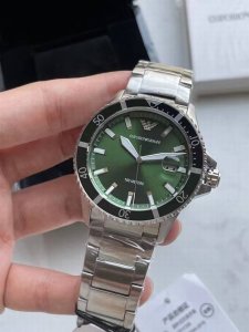 阿玛尼Armani男表型号：Ar11338表壳：精钢表镜：矿物质强化玻璃表带：精钢尺寸：42*11Mm宋威龙同款时尚腕表，普通绿色调不好会很难搭配，这款颜色低调