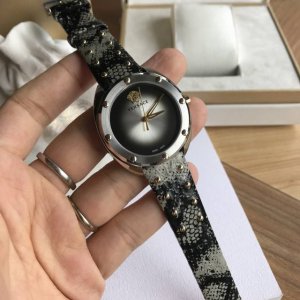 原盒:50。认准原装面，细节！Original Versace 范思哲Vebm系列女表，原装瑞士Eta 802.102瑞士石英机芯，饰有铆钉，蓝宝石镜面，日辉纹