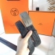 特 品牌： H 新款进口3. 5Cm不锈钢平滑扣头层小牛皮，手感细腻柔软。搭配纯钢镀银自动扣精品钢扣，男士必备！宽度： 3.5Cm不锈钢自动扣，长短可以裁剪