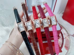 白壳 玫瑰金 卡地亚-Cartier Tank Américaine腕表卡家经典之作，采用精钢表壳，进口石英机芯，顶级高密度矿物质镜面，剑形蓝钢指针，搭配原装光
