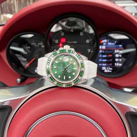 金+20 劳力士-Rolex宝石圈定制级改版水鬼来袭携手高端珠宝工厂，重金镶嵌72颗黑、绿、蓝宝石相应色水鬼圈口，搭配表壳耳杆处钻石，犹如光茫四射，吸睛神器 机 - 点击图像关闭