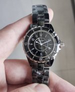 香奈儿J12陶瓷女款确实很有时尚感，黑色的色系还自戴神秘气息，33Mm的尺寸非常适合女孩子的手腕，陶瓷的质地上清爽，非常百搭的款式！