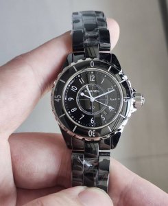 香奈儿J12陶瓷女款确实很有时尚感，黑色的色系还自戴神秘气息，33Mm的尺寸非常适合女孩子的手腕，陶瓷的质地上清爽，非常百搭的款式！